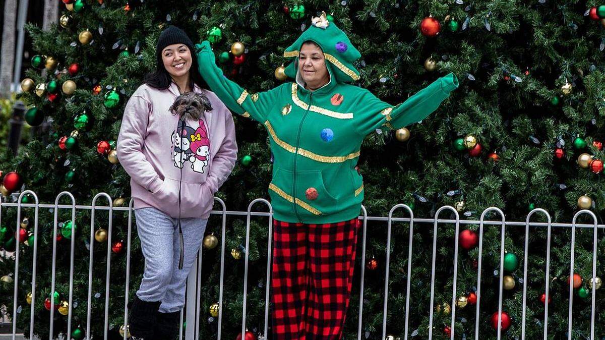 Las frías temperaturas en Miami no pudieron evitar que las hermanas Jennifer y Mercedes Hierro dieran un paseo por la Calle Ocho en La Pequeña Habana el domingo 25 de diciembre de 2022. Este año, se pronostica algo parecido.