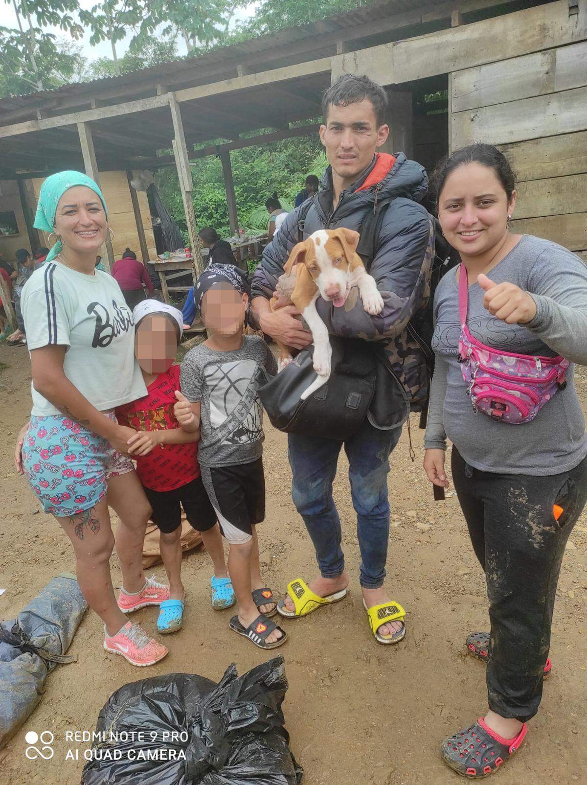 La venezolana Anabel González (izq.) y su familia hicieron todo lo posible por lograr llegar a Estados Unidos con su mascota, Max, un perro de siete meses.