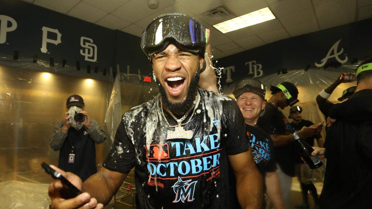 El jardinero de los Marlins Bryan de la Cruz celebra con sus compañeros de equipo tras alcanzar el boleto a la postemporada, el 30 de septiembre de 2023 en Pittsburgh.