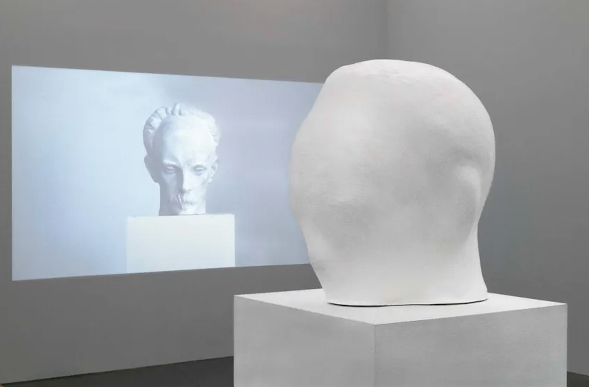 ‘What it is, what it has been’, 2020, de Reynier Leyva Novo (Cuba, 1983), un busto de José Martí realizado por el escultor Juan José Sicre tras 380 capas de pintura en Pan American Art Projects.