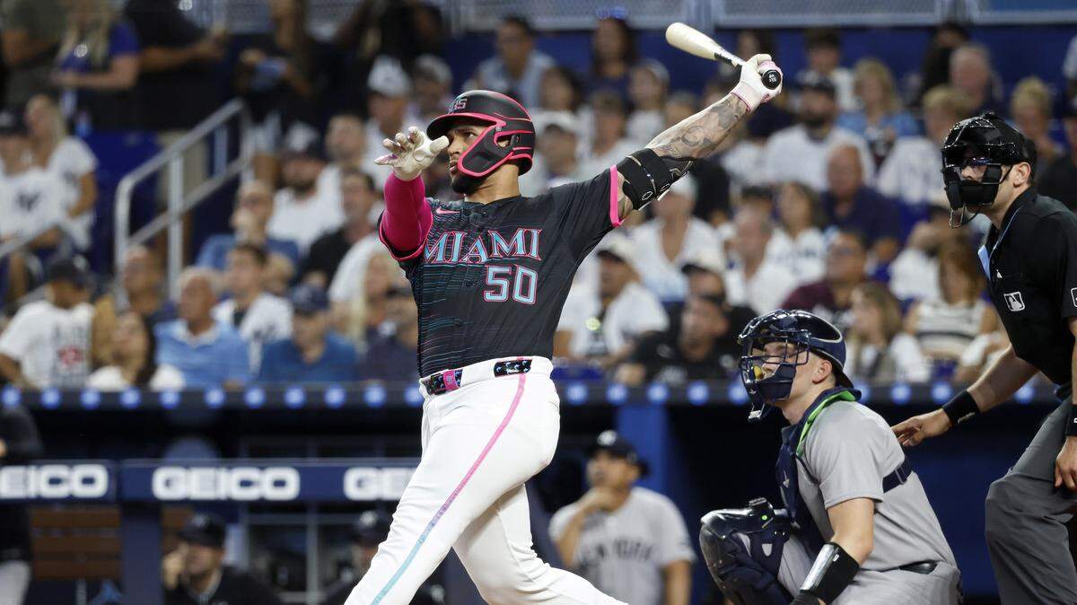 2 de agosto de 2025; Miami, Florida, EE. UU.; El receptor de los Marlins de Miami, Agustín Ramírez (50), conecta un jonrón contra los Yankees de Nueva York durante la primera entrada en el LoanDepot Park. Crédito obligatorio: Rhona Wise-Imagn Images