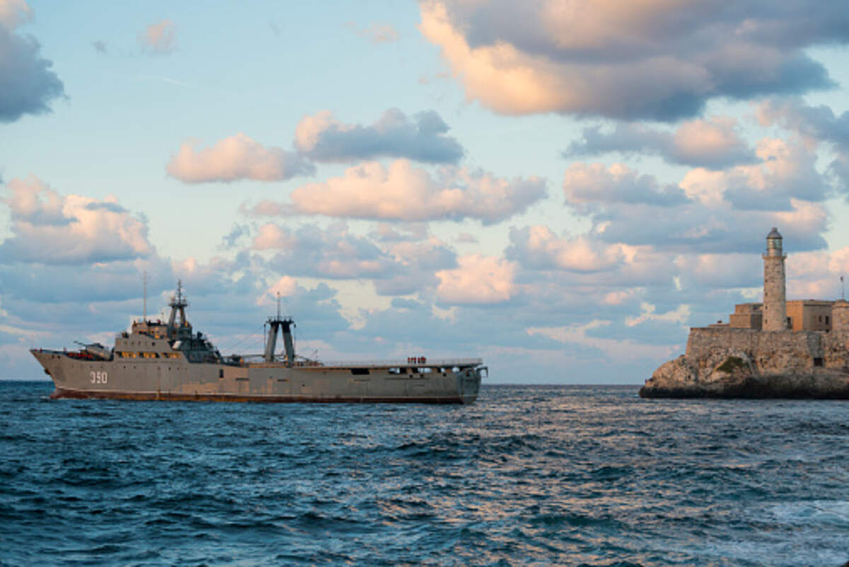 Marineros cubanos permanecen en cubierta mientras su buque —una fragata de la clase Río Damují— zarpa del puerto de La Habana en el 2014. El buque de guerra más grande de la Armada cubana, fue construido a partir de antiguos arrastreros pesqueros españoles.