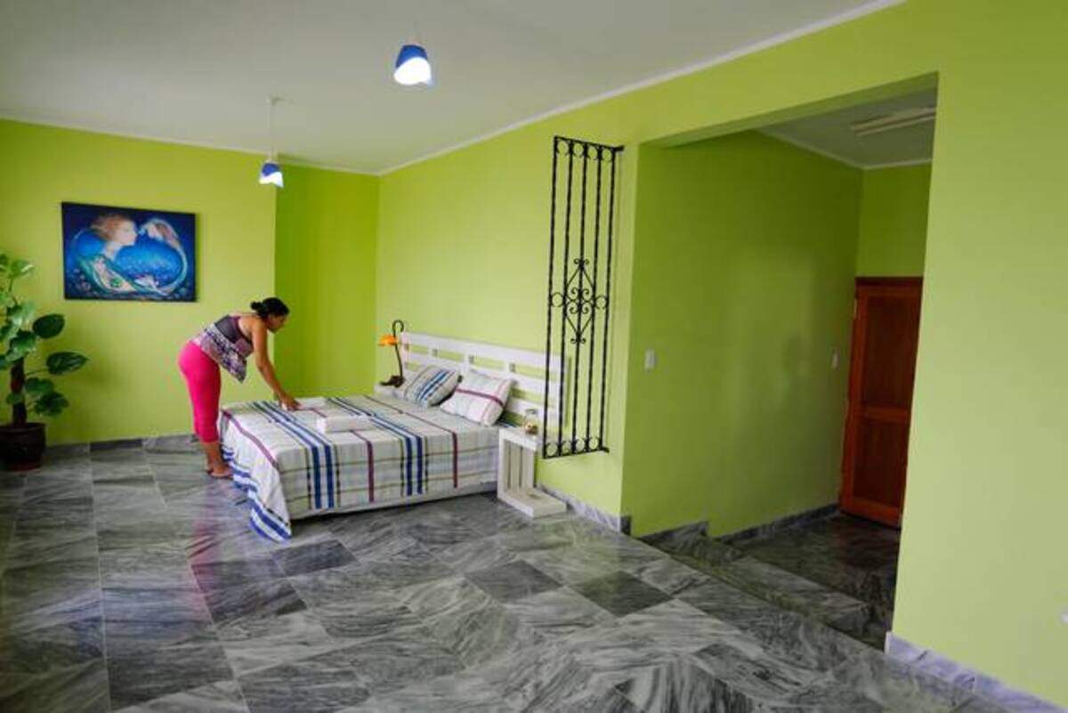Muchos cubanos alquilan habitaciones, una actividad que ahora, con las nuevas regulaciones, no podrá combinarse con otros trabajos por cuenta propia.