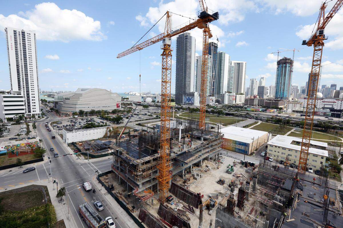 El proyecto Art Plaza, del Melo Group, se levanta junto a Square Station, proyecto de apartamentos de lujo recién concluido de la misma firma en el distrito del entretenimiento de Miami.  El Melo Group también construyó el edificio Melody, de  apartamentos y tiendas, junto al Arsht Center, así como otros proyectos en el downtown de Miami y Edgewater.