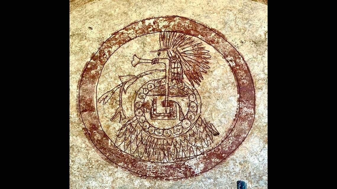 Descubren un mural de 500 años vinculado con un dios azteca debajo de capas de pintura en convento de México.