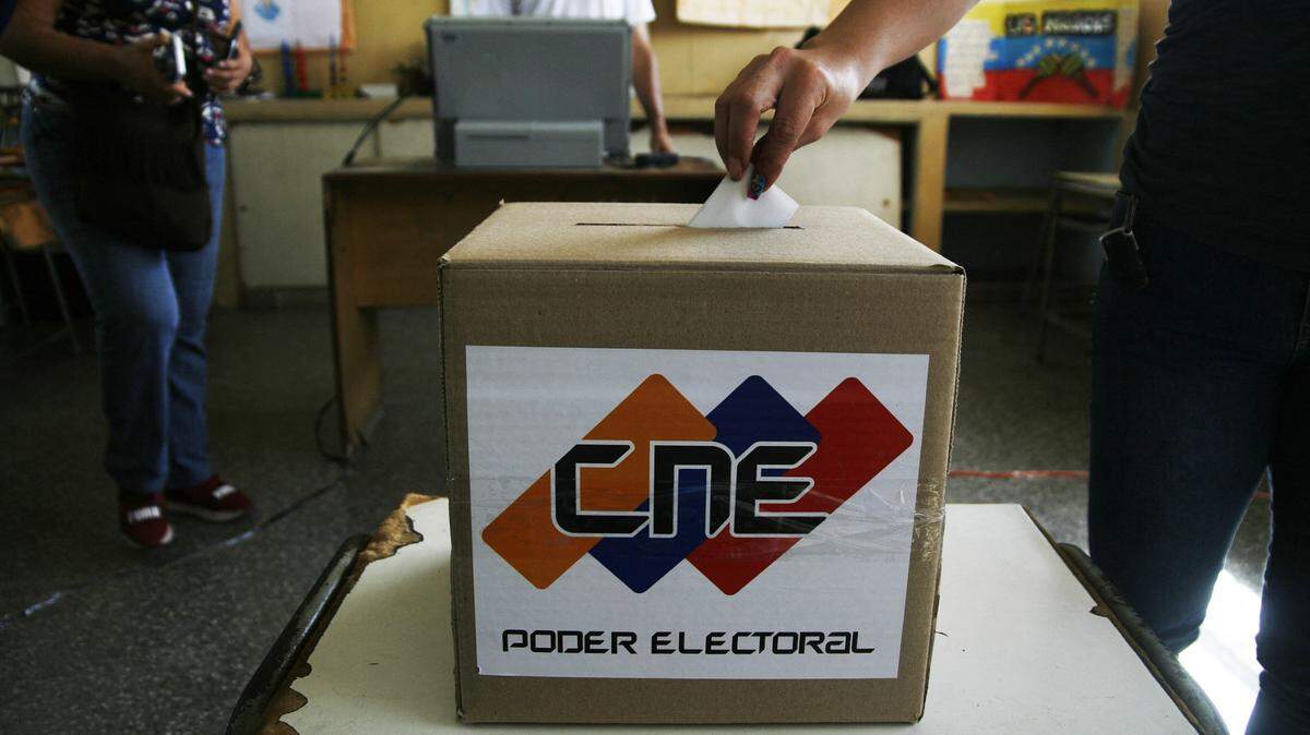 Un venezolano votando en el municipio San Francisco del estado Zulia, Venezuela.