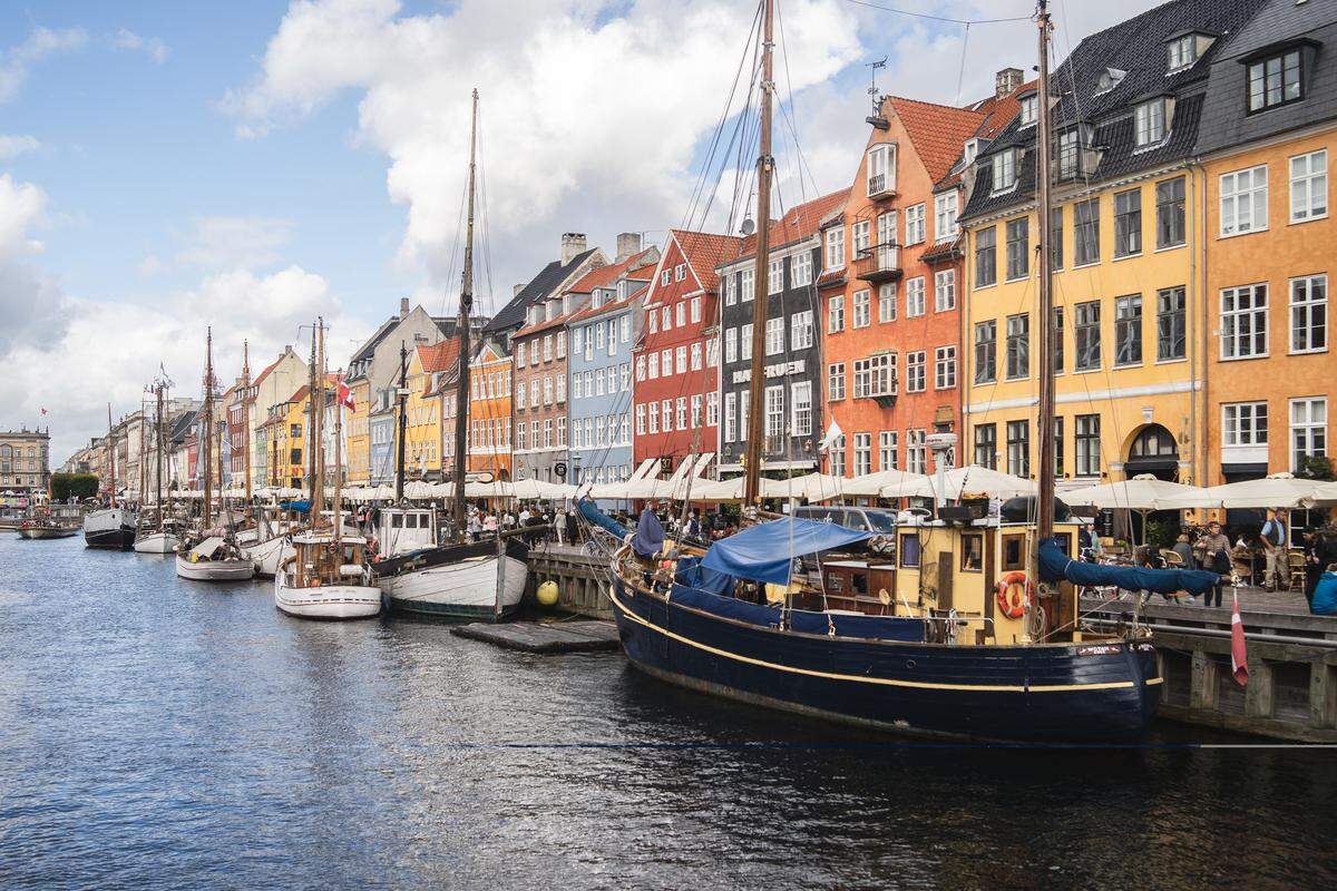 Visitar el puerto y los coloridos edificios de Copenhague, capital de Dinamarca, es una experiencia inolvidable.