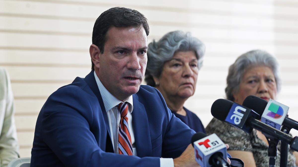 El candidato del Grupo II al Concejo de Hialeah, Luis González, en una conferencia de prensa.