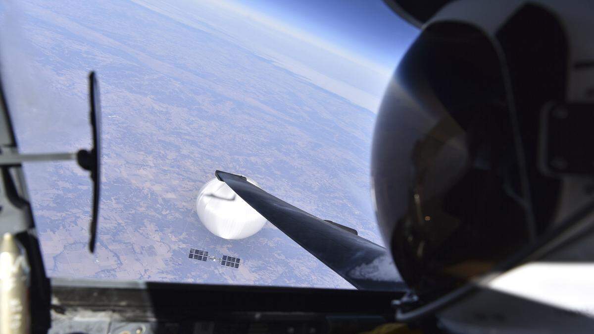 UN PILOTO de U-2 de la Fuerza Aérea de los EE. UU. miró hacia abajo al presunto globo de vigilancia chino mientras se cernía sobre los Estados Unidos continentales centrales el 3 de febrero de 2023.