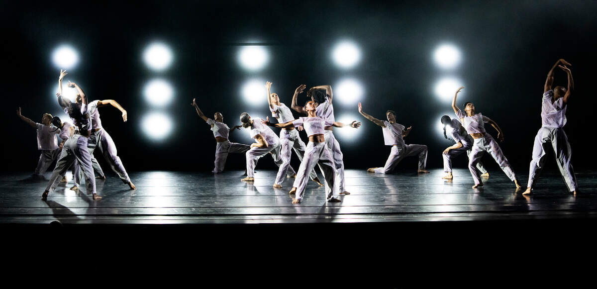 Alvin Ailey American Dance Theater en “Holding Space” de Jamar Robert.