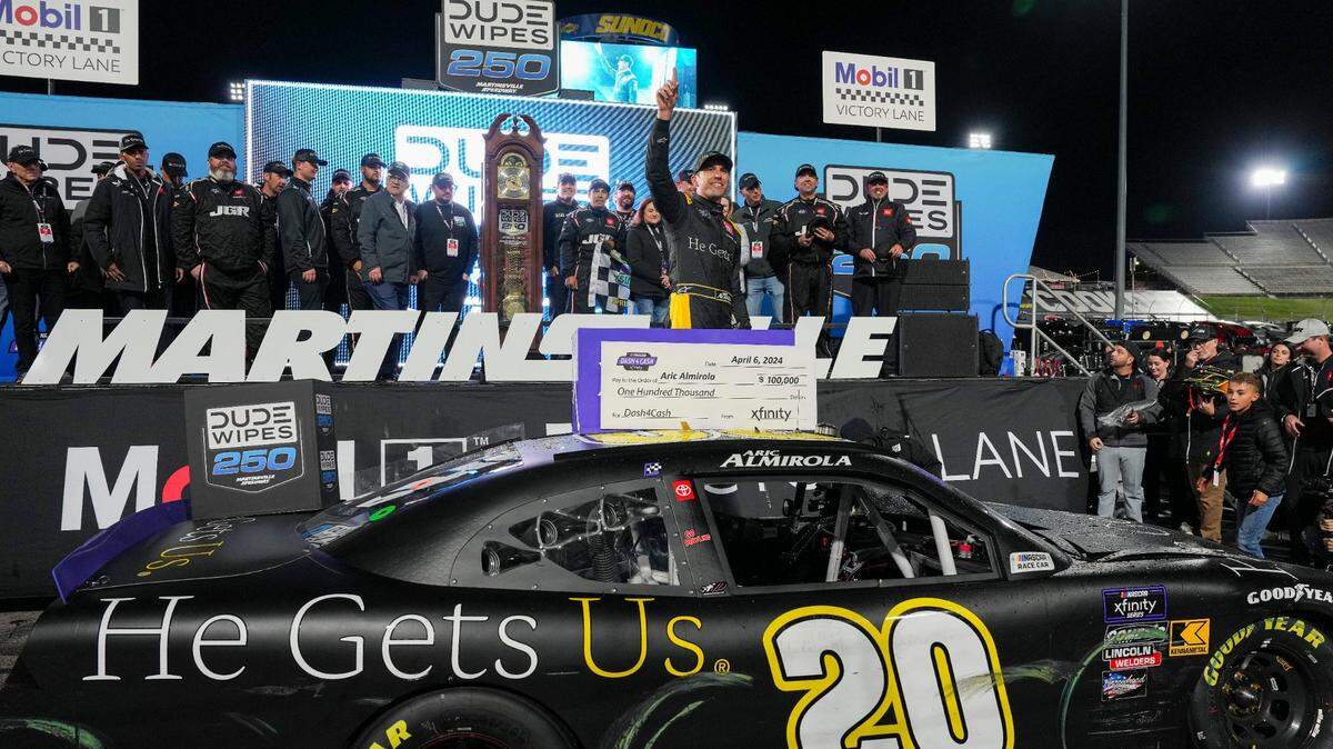 Aric Almirola celebra tras ganar de manera espectacular en el autódromo de Martinsville, en Virginia, en la séptima carrera de la Serie Xfinity de NASCAR 2024.