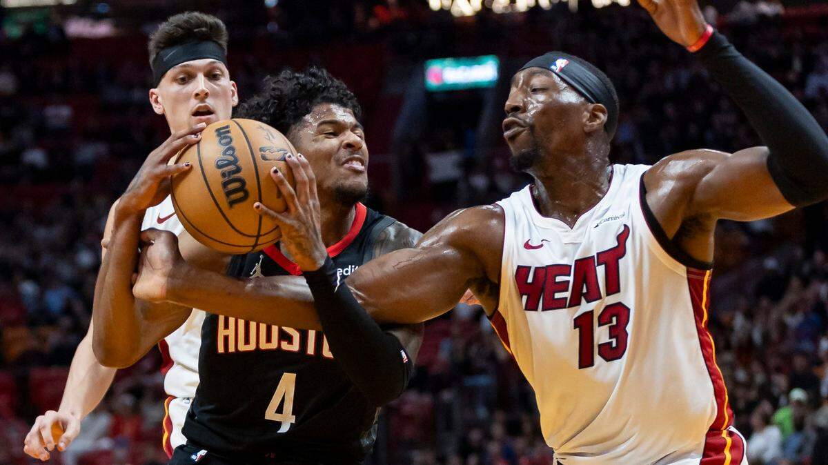 El centro del Heat Bam Adebayo le comete una falta a Jalen Green, de los Rockets de Houston, en el partido celebrado el 8 de enero de 2024 en Miami.