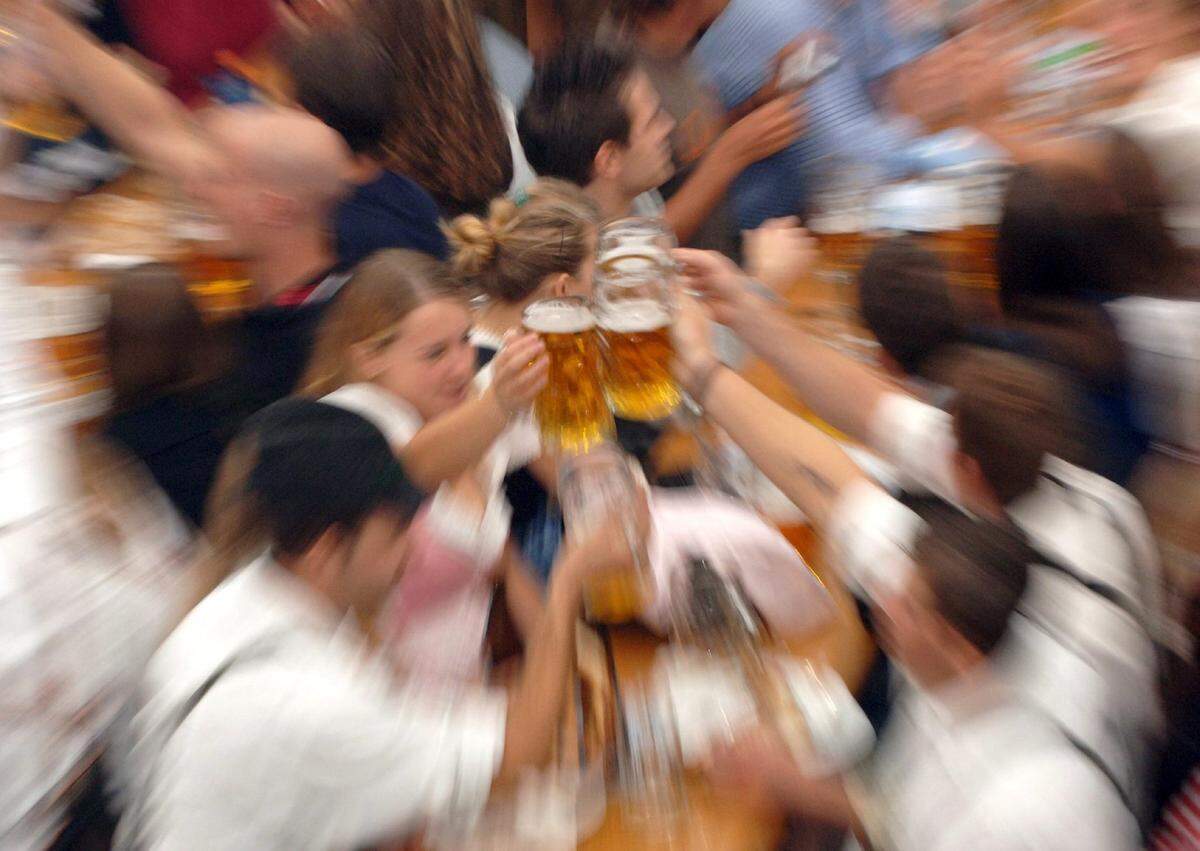 Un grupo de personas brinda durante la inauguración del festival de la cerveza conocido como “Wies’n” en Munich, Alemania.