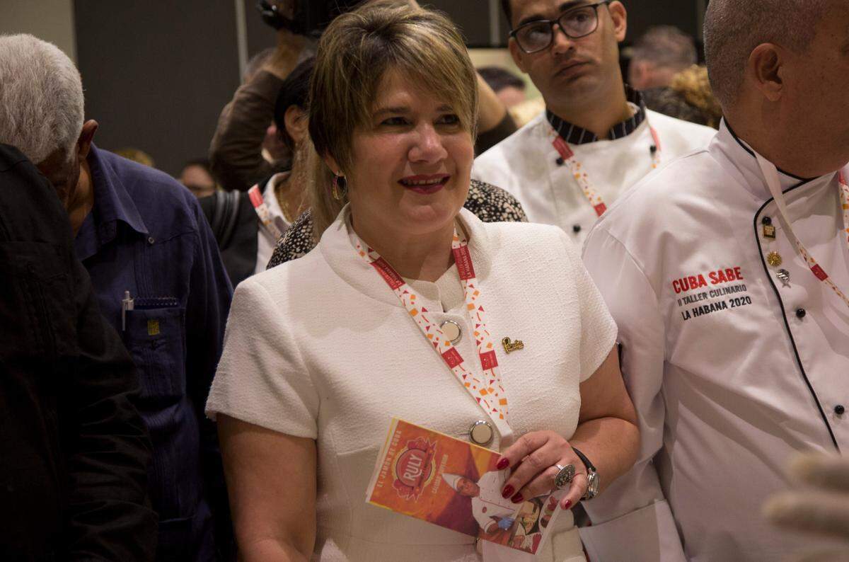 Lis Cuesta, esposa del gobernante cubano Miguel Díaz-Canel, en festival culinario en el hotel Packart en La Habana, en enero del 2020. (AP Photo/Ismael Francisco). Cuesta también brindó su apoyo a San Remo Music Awards.
