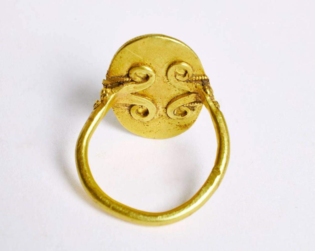 El anillo de oro que se encontró en Emmerlev, visto desde abajo.