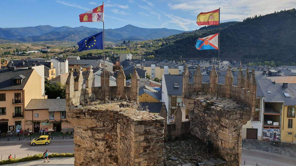 La ciudad de Ponferrada es conocida por el impresionante Castillo de los Templarios, una fortaleza medieval que se alza sobre la ciudad y que data del siglo XII.