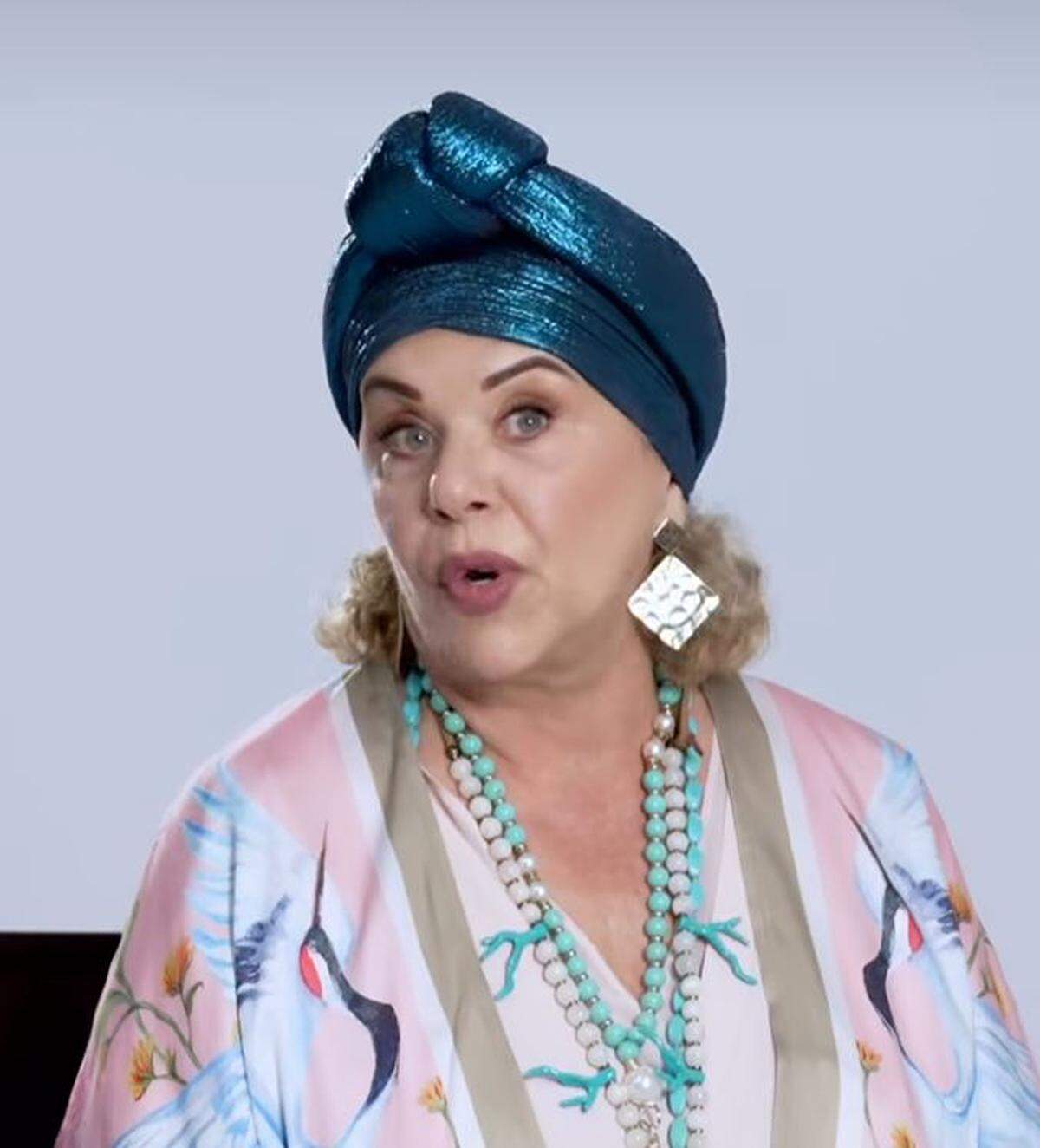 “Charo es la presidenta del Consejo de Vecinos”, dice Susana Pérez en el video de promoción de la obra, refiriéndose al personaje que ella interpreta… “es una señora un poco curiosa, por no decir chismosa, y se conoce la vida y milagros de todos los propietarios”.
