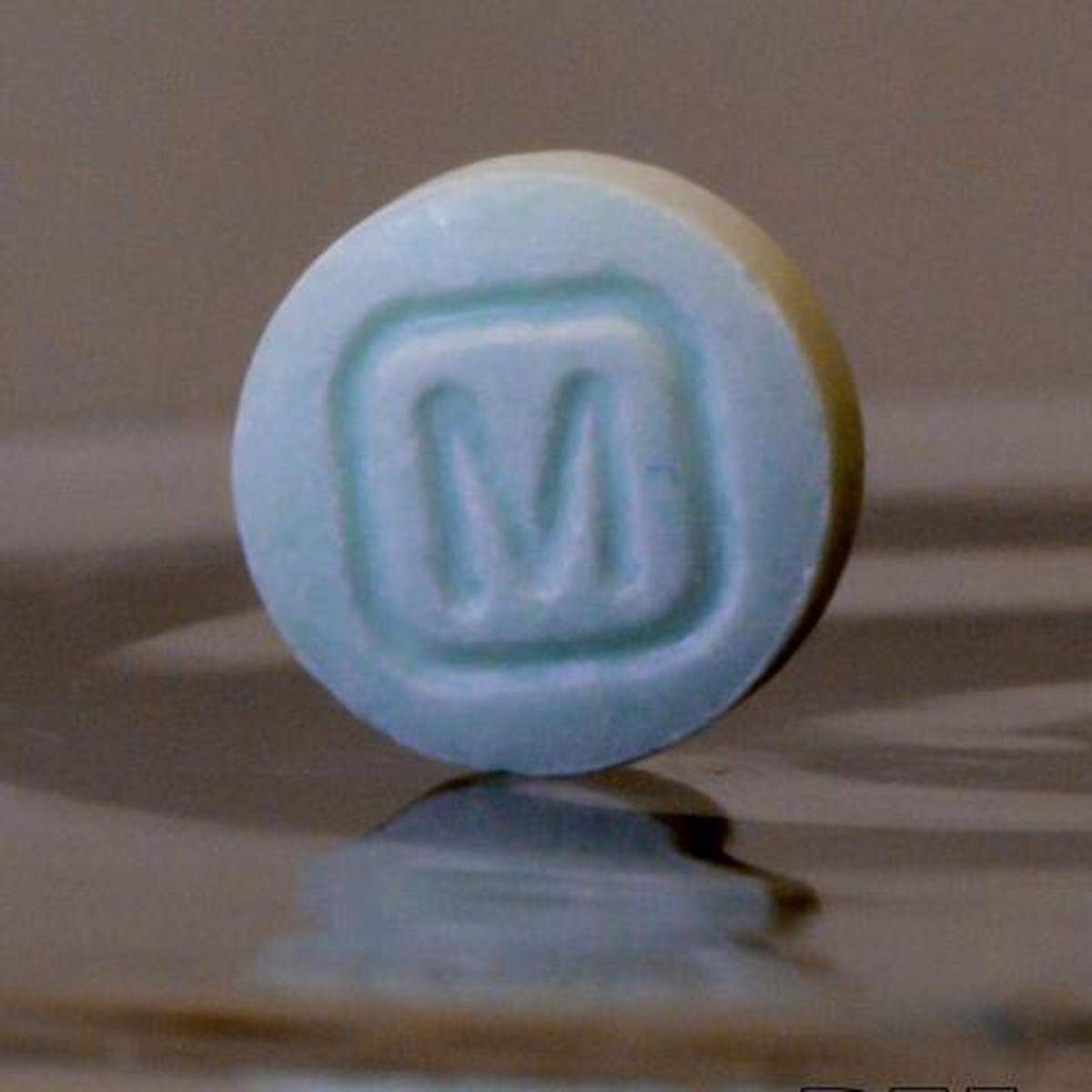 Una píldora falsificada de Oxycodone. La DEA emitió una alerta de seguridad pública el 27 de septiembre de 2021 advirtiendo el alarmante aumento en la letalidad y la disponibilidad de pastillas que contienen fentanilo y metanfetamina.