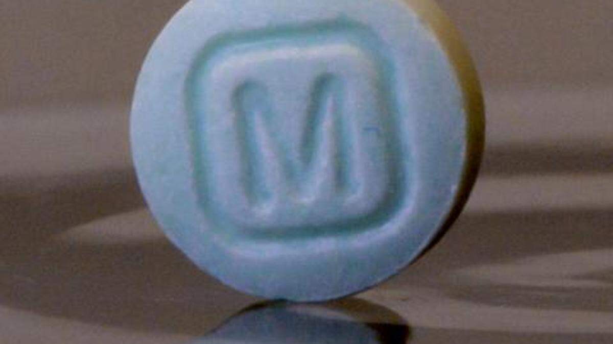Una píldora falsificada de Oxycodone. La DEA emitió una alerta de seguridad pública el 27 de septiembre de 2021 advirtiendo el alarmante aumento en la letalidad y la disponibilidad de pastillas que contienen fentanilo y metanfetamina.