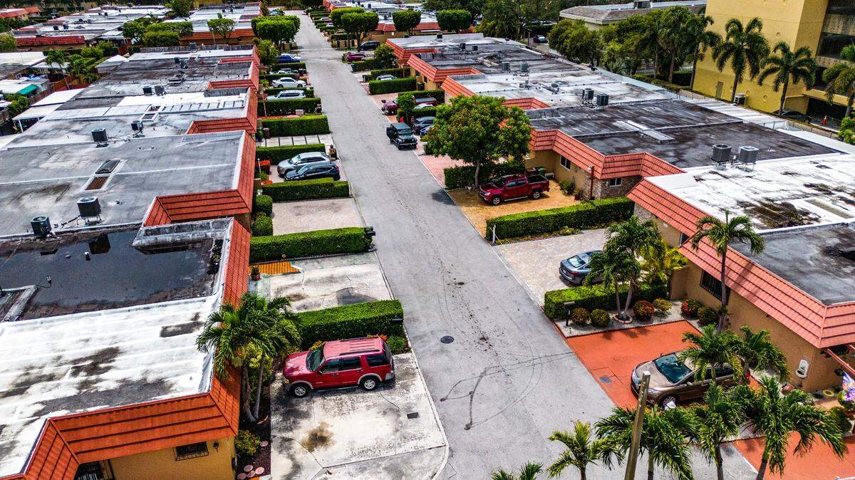 Hialeah es señalada como una de las ciudades menos ‘verdes’ de Estados Unidos, según un estudio del sitio de finanzas personales WalletHub, porque tiene pocos espacios verdes. En los últimos tiempos se han sembrado árboles en las calles y se mejora la infraestructura de los parques, a petición de la ciudadanía.