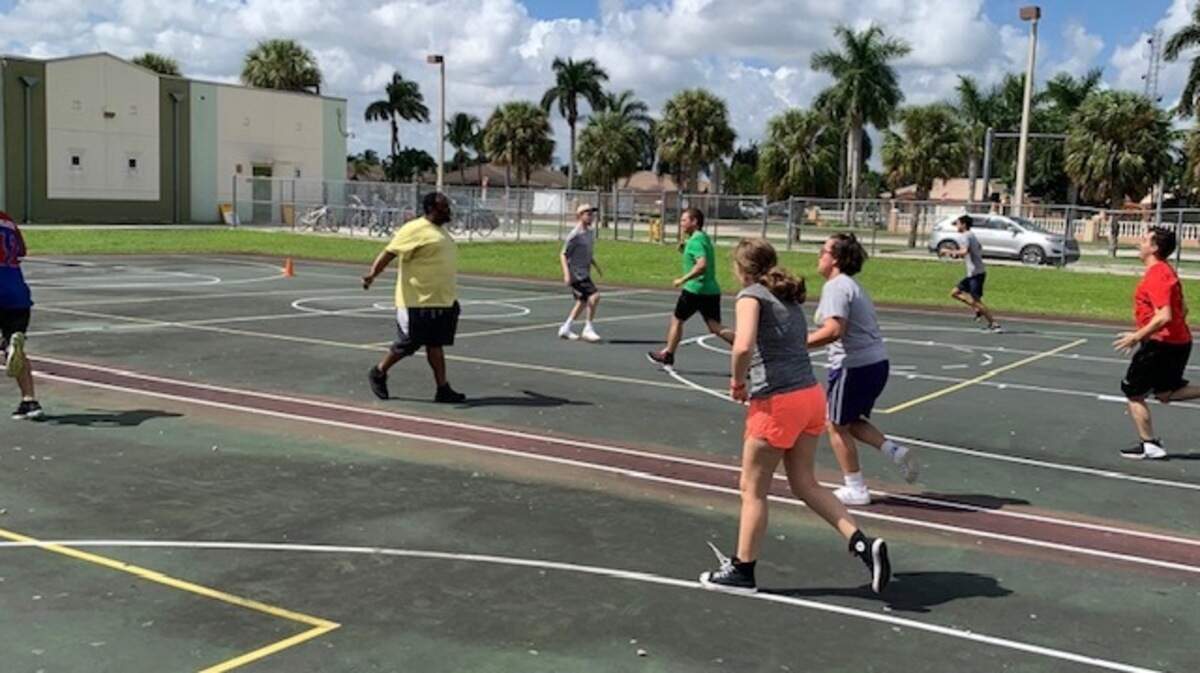 En plena práctica corren algunos integrantes del equipo de basquetbol de la South Florida Autism Charter School en Hialeah. El equipo se estrenará el próximo sábado 27 de abril en el marco de un festival que se realizará en el campus del centro estudiantil.