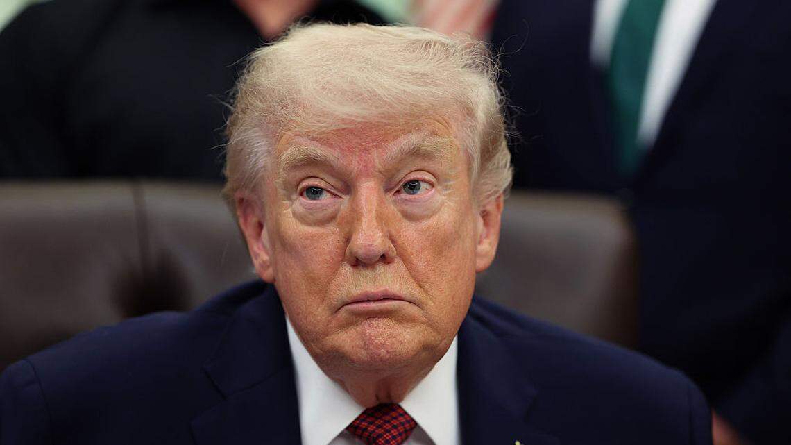 El presidente de Estados Unidos, Donald Trump, habla en el Despacho Oval tras firmar una orden ejecutiva el sábado 18 de abril de 2026 en Washington, DC. La orden ejecutiva instruye a la Administración de Alimentos y Medicamentos a emitir nuevas directrices sobre el uso de fármacos psicodélicos destinados a ensayos clínicos para veteranos estadounidenses que padecen trastorno de estrés postraumático.