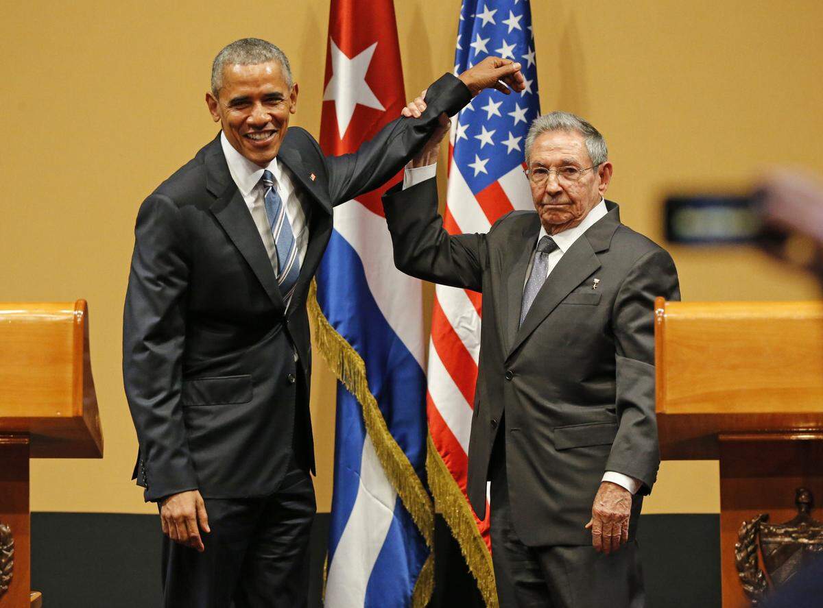Raúl Castro intenta hacer el saludo “revolucionario” con el expresidente Barack Obama, durante su viaje a La Habana, Cuba, el 21 de marzo del 2016.