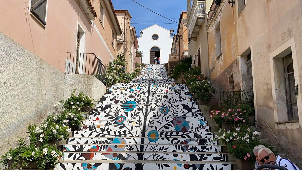 Escaleras de la Iglesia de Santa Lucia, Arzachena.