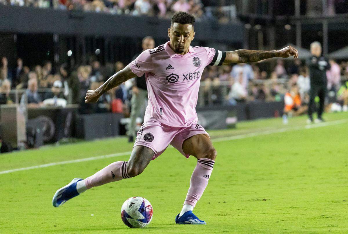 El mediocampista del Inter Miami Gregore pasa la pelota en el partido de la MLS ante Charlotte FC, celebrado el 18 de octubre de 2023 en el DRV PNK Stadium en Fort Lauderdale, Florida.
