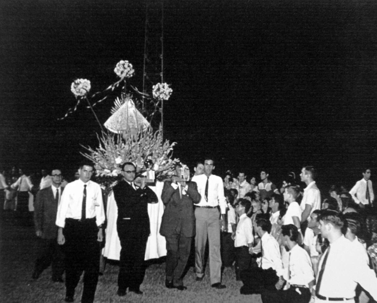 La llegada de la imagen de la Virgen de la Caridad en andas en el viejo estadio de Miami, el 8 de septiembre de 1961.