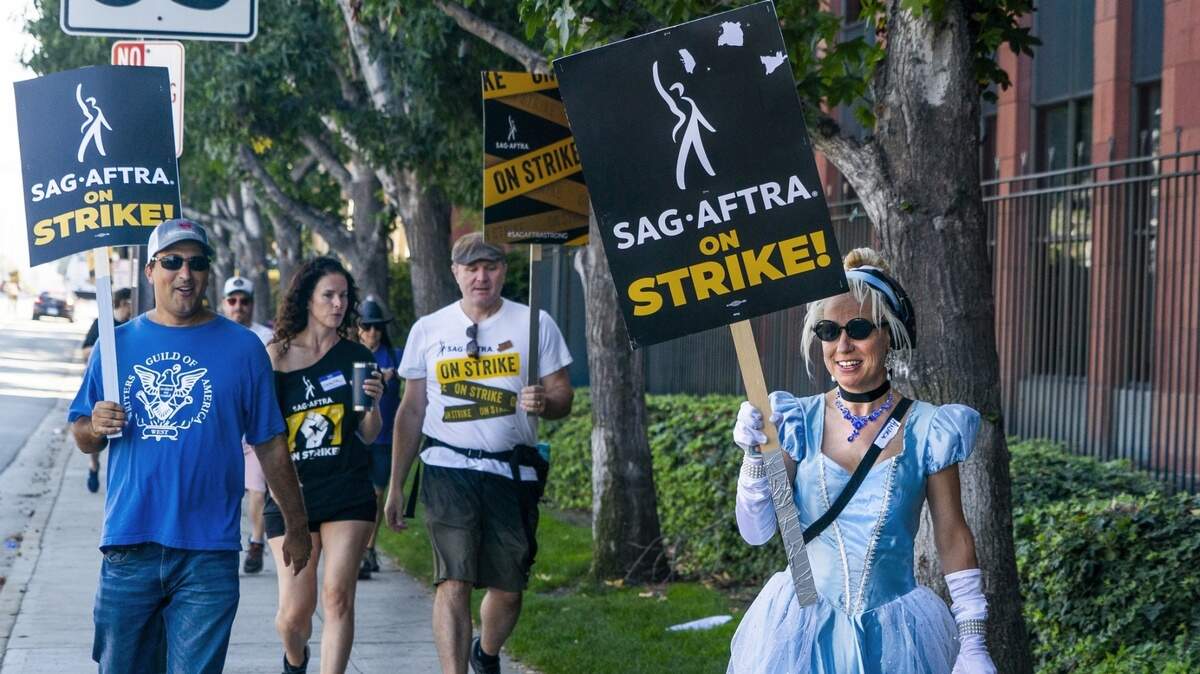 La actriz Andrea Calabrese, disfrazada de Cenicienta, se une a la huelga de los miembros del sindicato to actores SAG-AFTRA, que organizó una protesta frente a los estudios Disney, el 26 de septiembre de 2023, en Burbank, California.