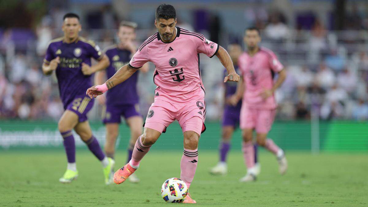 El delantero del Inter Miami Luis Suárez conduce el balón en la primera mitad del partido de la MLS ante Orlando City, celebrado el 15 de mayo de 2024 en el Inter&Co Stadium en Orlando.