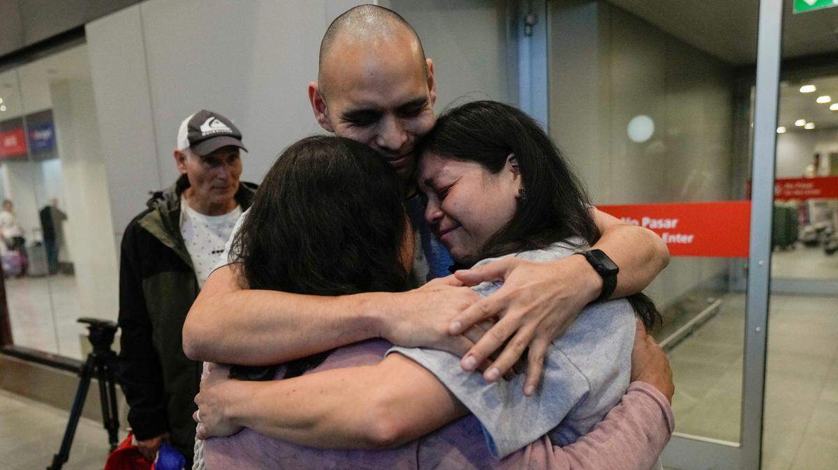 Sean Ours (centro), que vive en Alexandria, Virginia, y Emily Reid (derecha), que vive en Raleigh, Carolina del Norte, abrazan por primera vez a su madre biológica Sara Melgarejo a su llegada al aeropuerto de Santiago, Chile, el domingo 18 de febrero. de 2024. El viaje de los hermanos fue organizado por Connecting Roots, una organización que ayuda a reunir con sus familias biológicas chilenas a niños que fueron llevados en adopción durante la dictadura del general Augusto Pinochet.