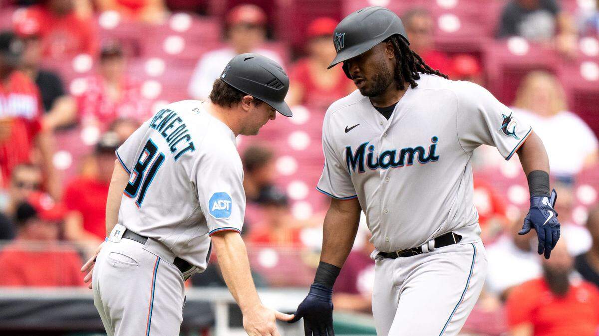 El primera base de los Marlins Josh Bell recibe el saludo del coach de tercera base Griffin Benedict tras pegar un jonrón en el cuarto inning del partido ante los Rojos, celebrado el 9 de agosto de 2023 en Cincinnati.