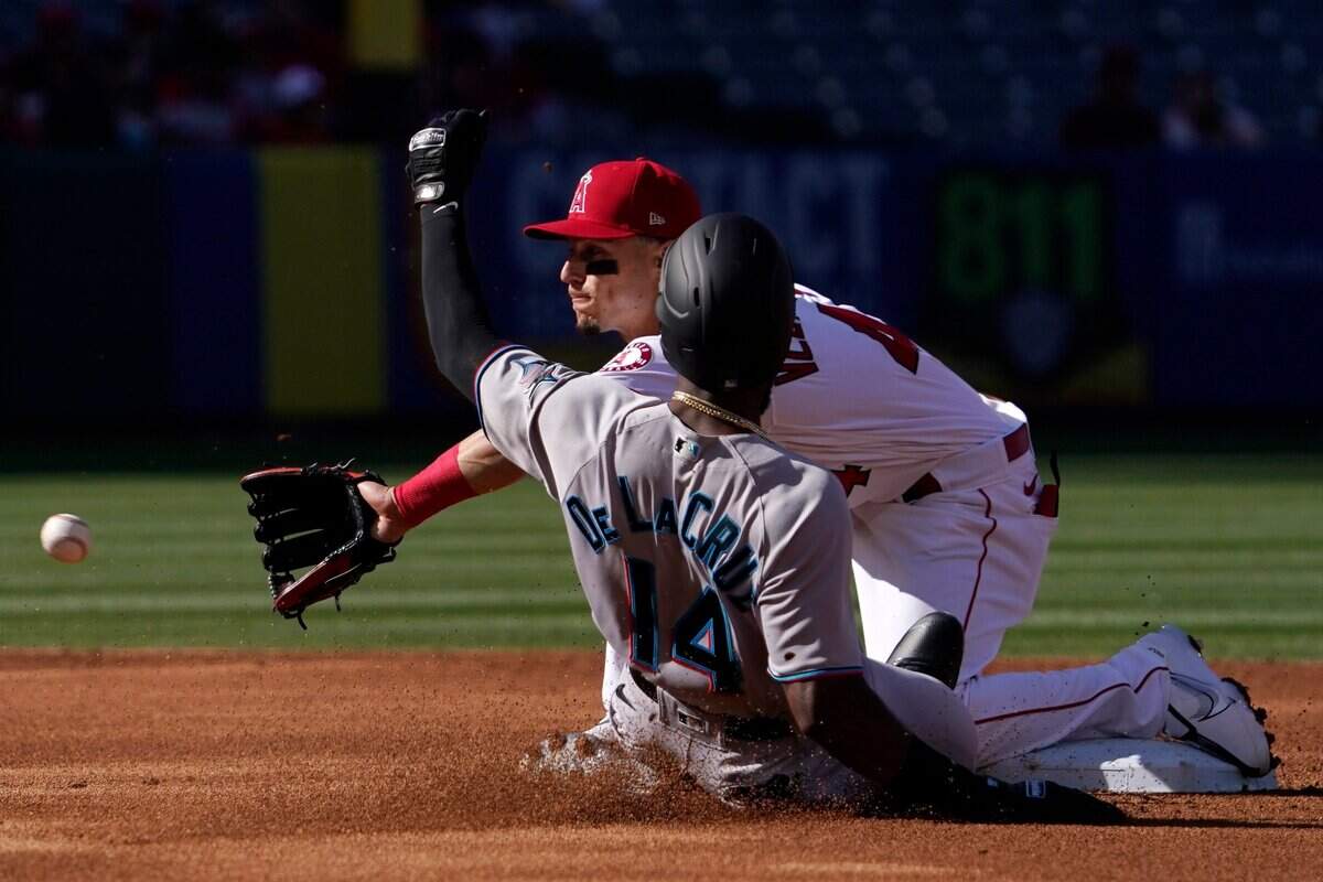 El jardinero de los Marlins Bryan De La Cruz llega quieto a segunda base ante la defensa de Andrew Velázquez, de los Angelinos, en el partido celebrado el 12 de abril de 2022 en Los Angeles.
