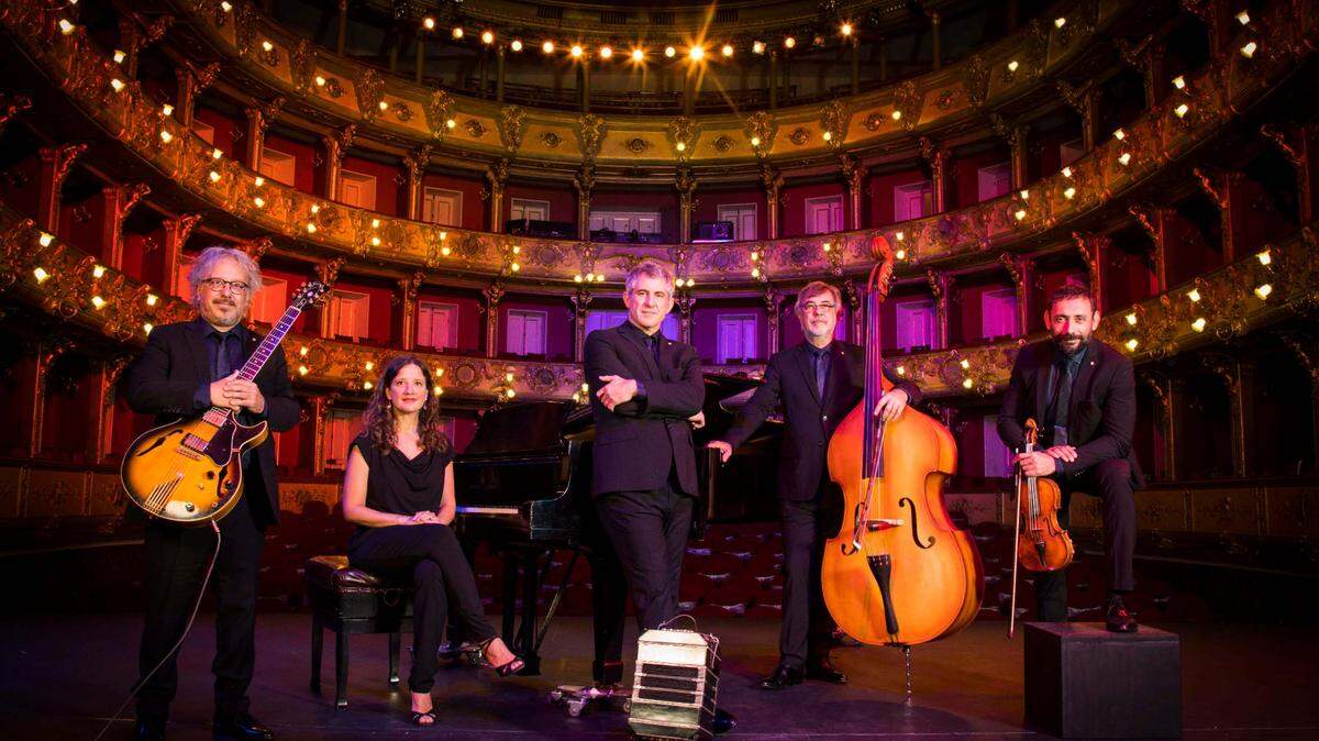 Esta celebración del centenario de Astor Piazzola marca el debut en Miami del Quinteto Piazzolla. De izq. a der.: Armando de la Vega (guitarra), Bárbara Varassi Peg (piano), Pablo Mainetti (bandoneón), Daniel Falasca (bajo) y Serdar Geldymuradov (violín).