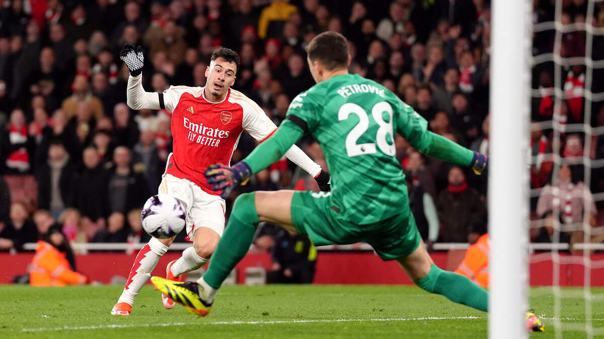 El jugador del Arsenal Gabriel Martinelli dispara a puerta en el partido ante el Chelsea, celebrado el 23 de abril de 2024 en Londres.
