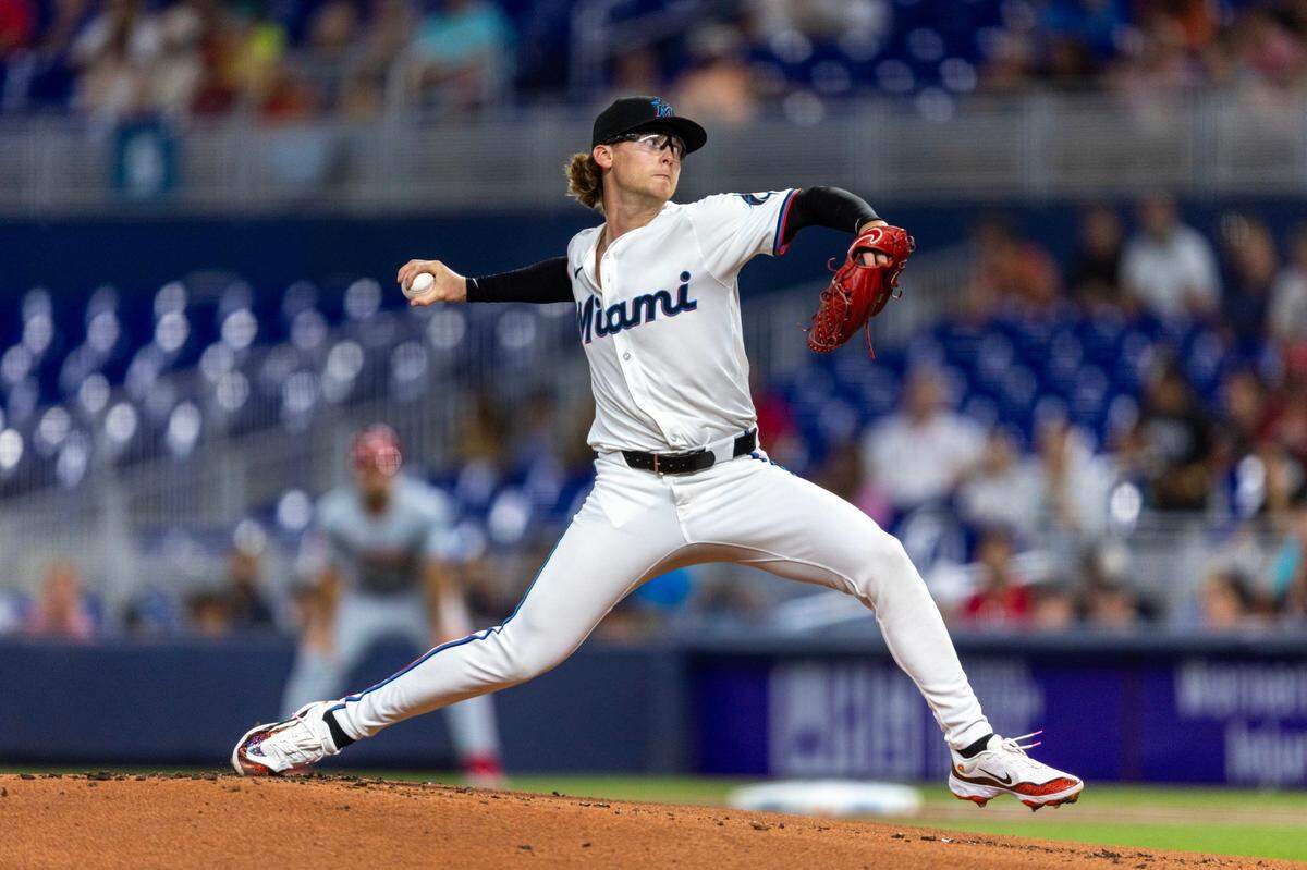 El abridor de los Marlins Max Meyer lanza en el primer inning del partido ante los Rojos de Cincinnati, celebrado el 6 de agosto de 2024 en Miami.