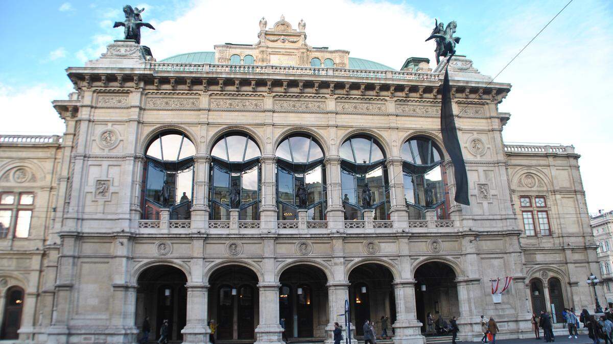 Ópera Estatal de Viena (en alemán: Wiener Staatsoper), ubicada en Viena, Austria, es una de las más importantes compañías de ópera mundiales. Hasta 1920, se llamó Ópera de la Corte Imperial y Real de Viena (k.k. Hofoperntheater). Es el centro neurálgico de la vida musical vienesa y uno de los polos de atracción del mundo musical.