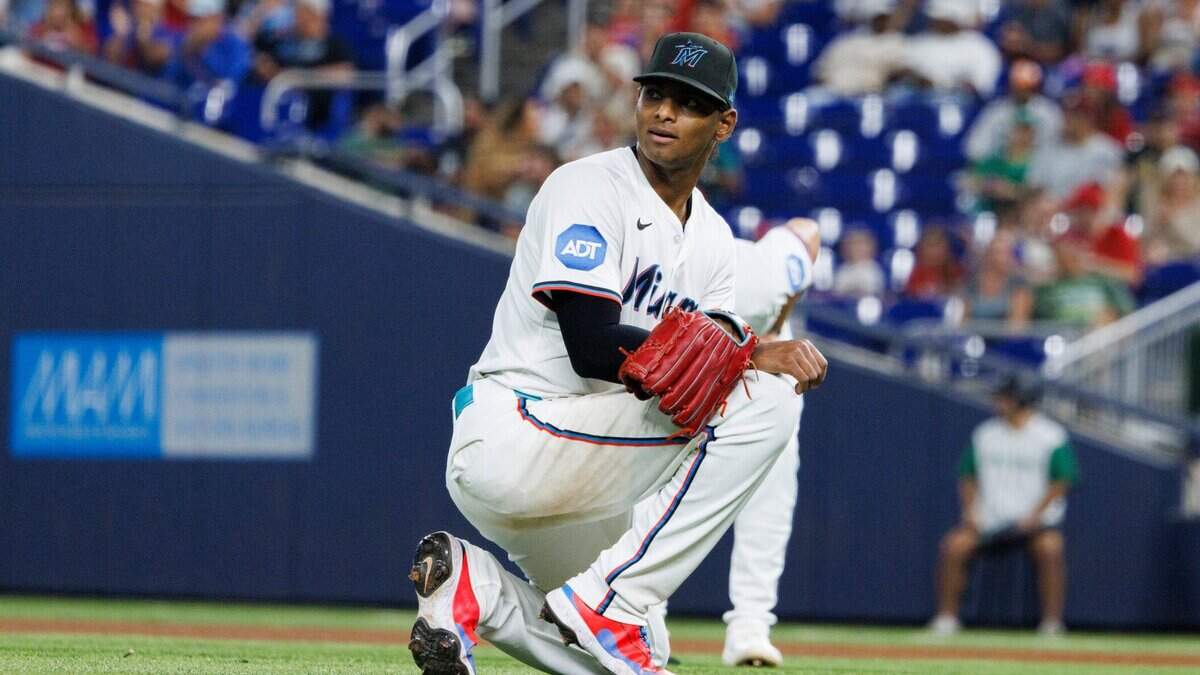 El abridor de los Marlins Edward Cabrera reacciona a un batazo de hit en el sexto inning del partido ante los Filis de Filadelfia, celebrado el 19 de junio de 2025 en Miami.