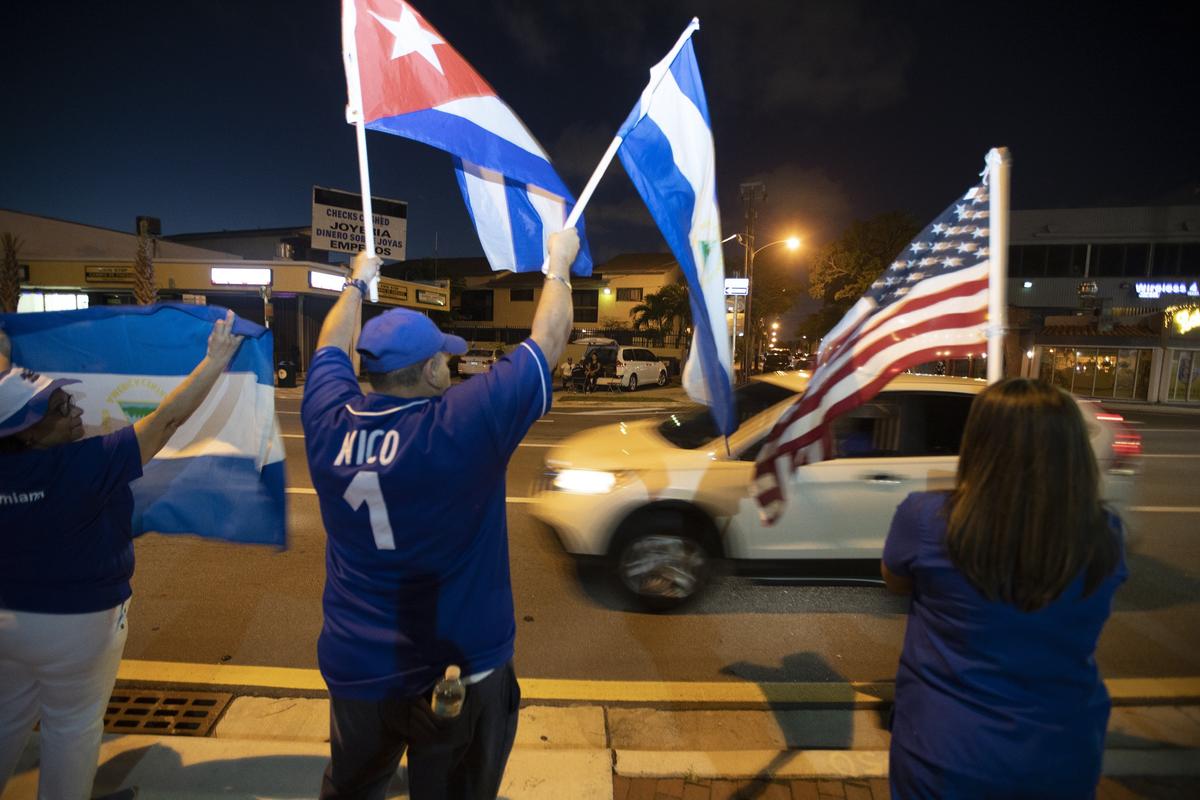 Algunos nicaragüenses protestan contra el régimen de Ortega en la NW 17th Avenue y W Flagler Street, Miami, el viernes 15 de marzo de 2019.