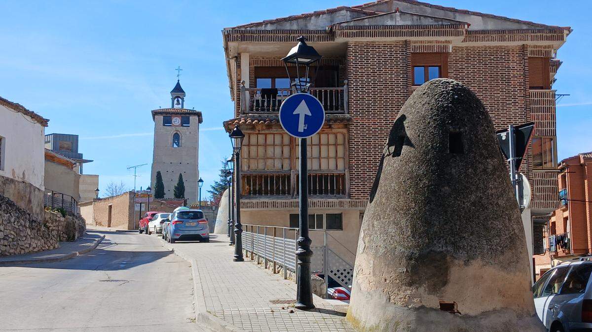 El paisaje de Peñafiel está plagado de chimeneas, debajo, en los túneles subterráneos, se fermenta el vino desde el siglo XV hasta hoy.
