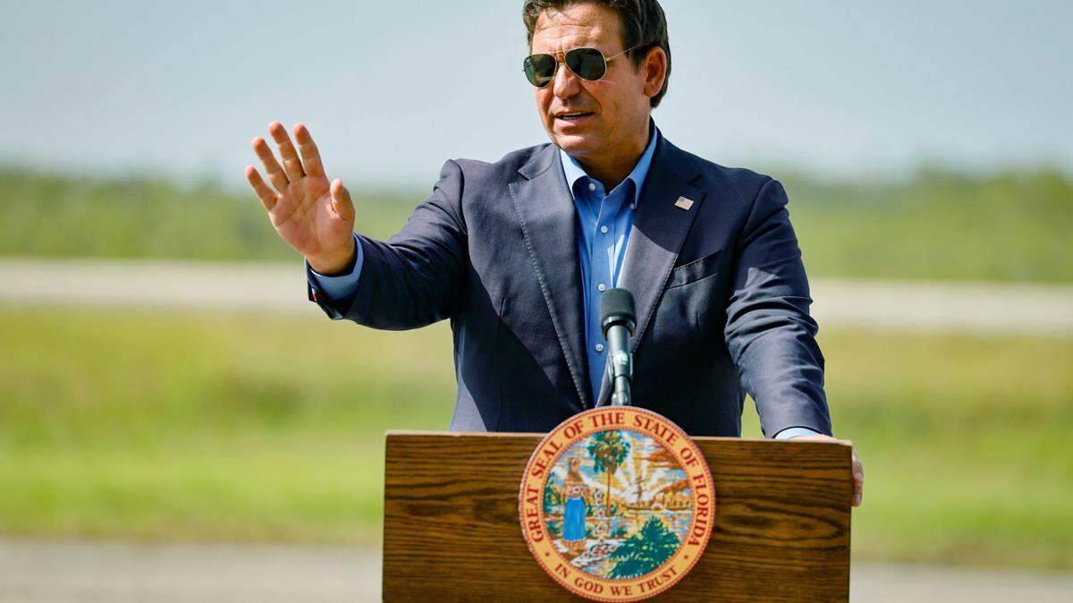 El gobernador Ron DeSantis en una conferencia de prensa en la pista de aterrizaje de Alligator Alcatraz el 25 de julio de 2025.