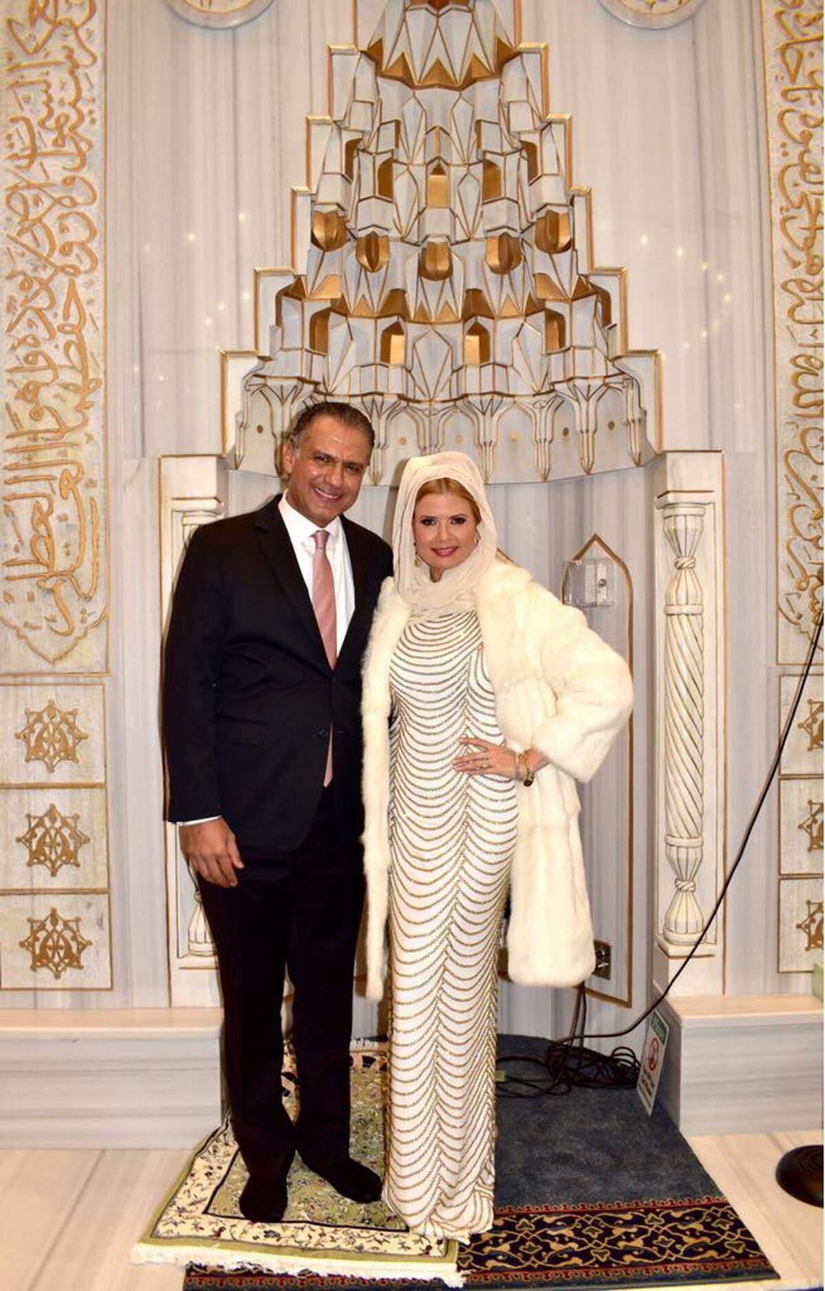 Sissi Fleitas con su pareja, el empresario egipcio Refaie en la ceremonia de boda islámica Katb El Ketab, en Nueva York.