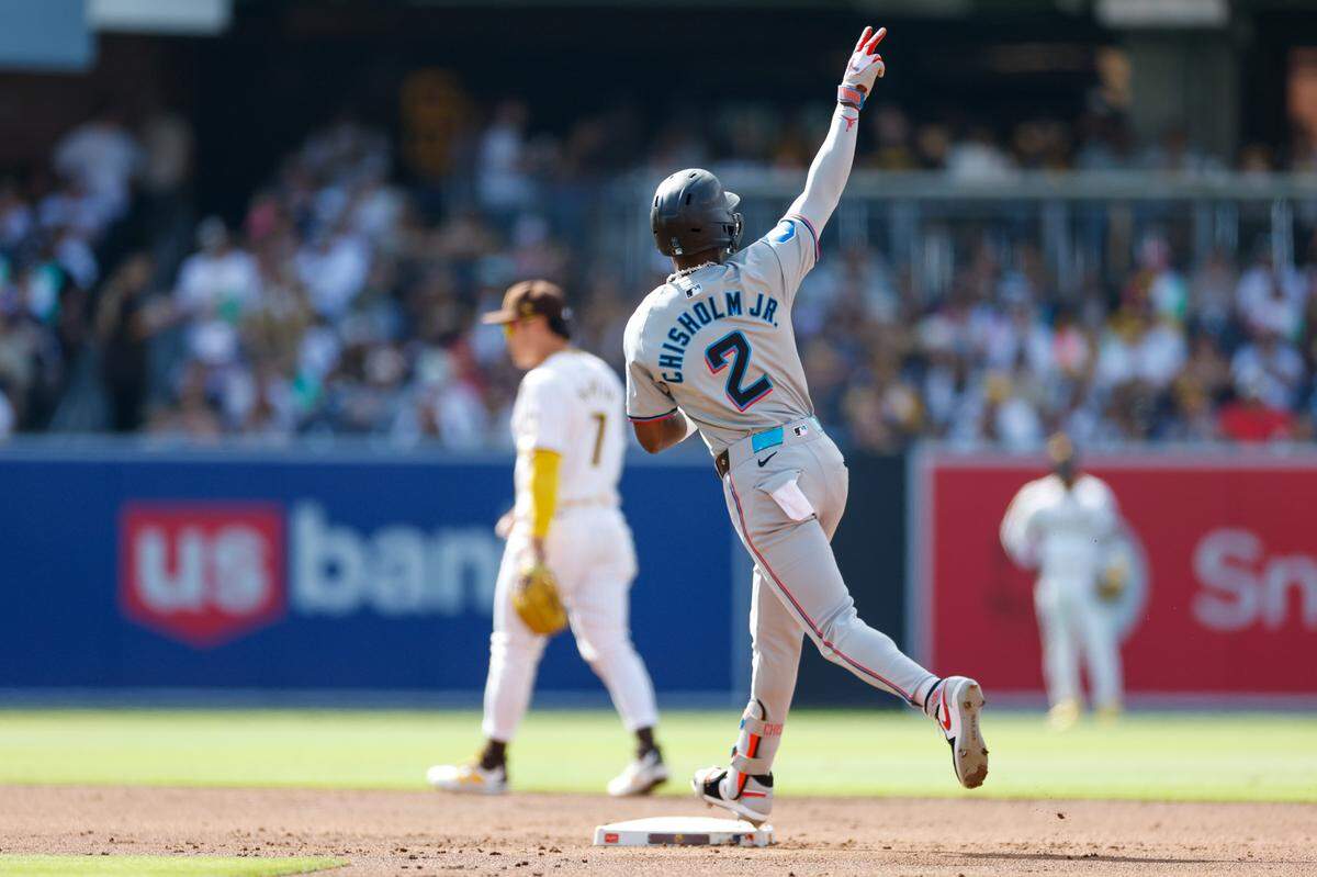 El jardinero de los Marlins de Miami Jazz Chisholm Jr. celebra tras pegar un jonrón en el tercer inning del partido ante los Padres, celebrado el 27 de mayo de 2024 en San Diego.
