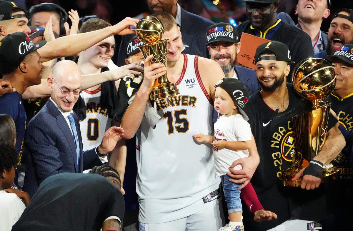 El centro de los Nuggets Nikola Jokic posa con el trofeo de Jugador Más Valioso de las Finales de la NBA tras derrotar al Heat de Miami en el quinto partido celebrado el lunes 12 de junio de 2023 en Denver.