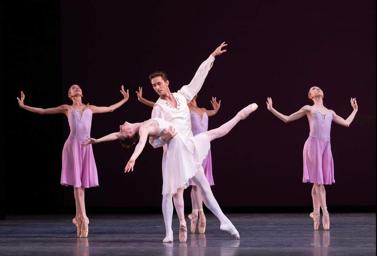 Samantha Hope Galler y Stanislav Olshanskyi en “Walpurgisnacht Ballet”, de George Balanchine.