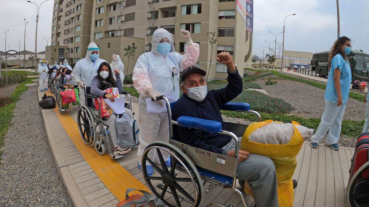 Pese al drama por la pandemia, los pacientes se muestran optimistas en la Villa Panamericana Lima 2019 adaptada como centro de aislamiento.