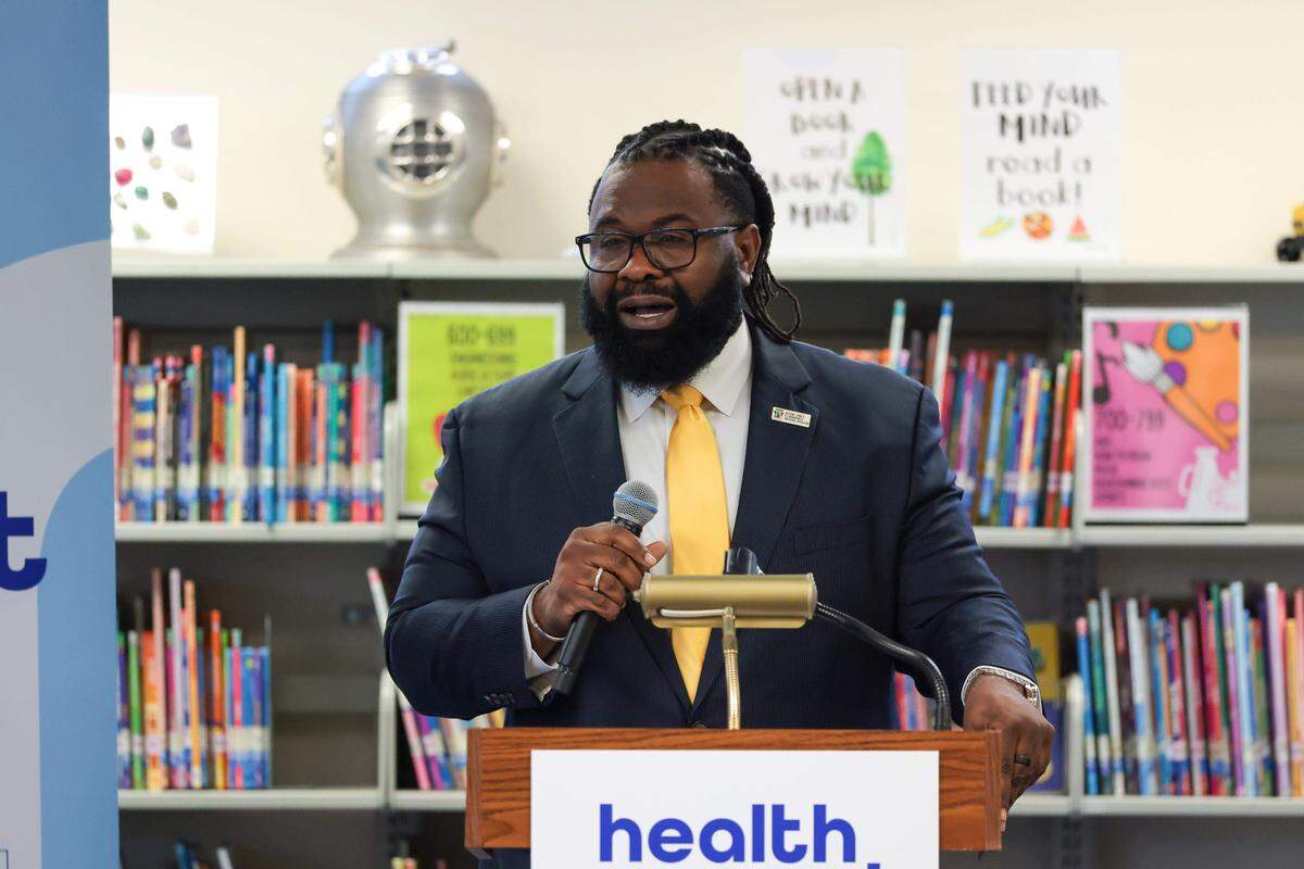 Ryan R. Hawkins, presidente y director ejecutivo de Jessie Trice Community Health System, habla durante una conferencia de prensa en la Escuela Primaria Spanish Lake en Hialeah, Florida, el martes 13 de enero de 2026, anunciando la expansión de los servicios de salud física y mental para los estudiantes de las escuelas públicas del Condado Miami-Dade a través de The Children’s Trust.