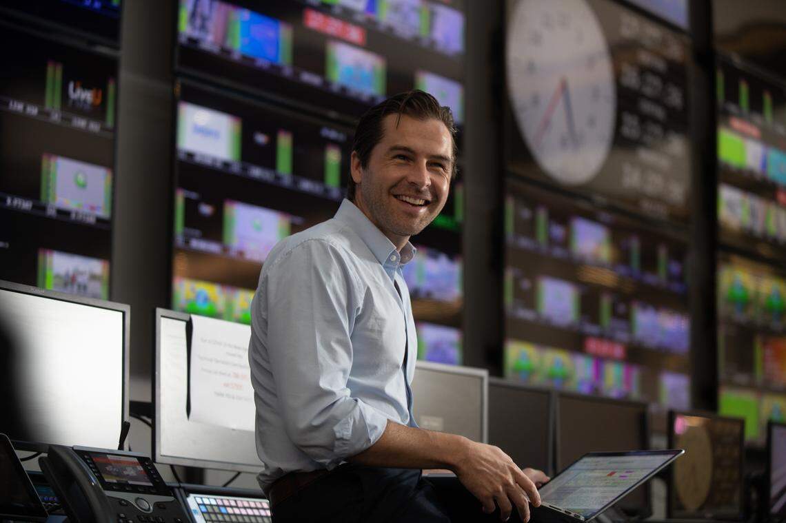 Julio Vaqueiro asumió la conducción de Noticias Telemundo en el 2021. “Cuando desde el poder hablan de cuotas y expulsan personas como si fueran números, olvidamos que son vecinos, padres, hermanos”, dice sobre la presente política migratoria de Estados Unidos.